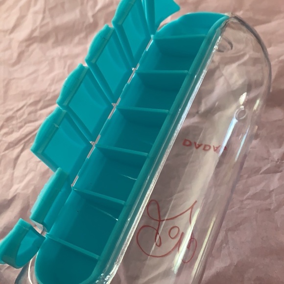 Water bottle that holds medicine pills with days - Picture 5 of 8